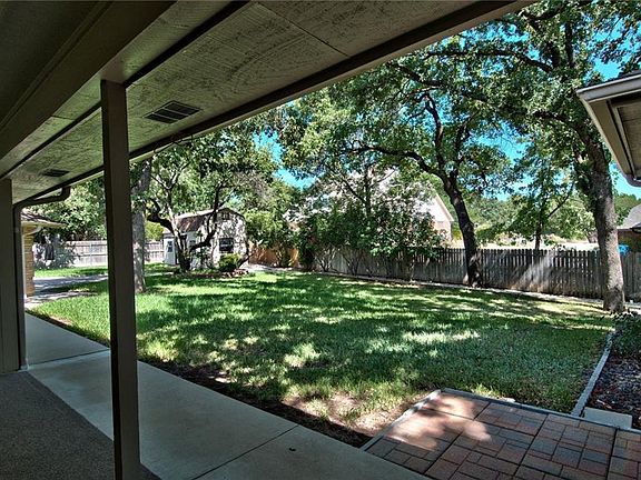 3rd image of 1811 Lakewood Dr