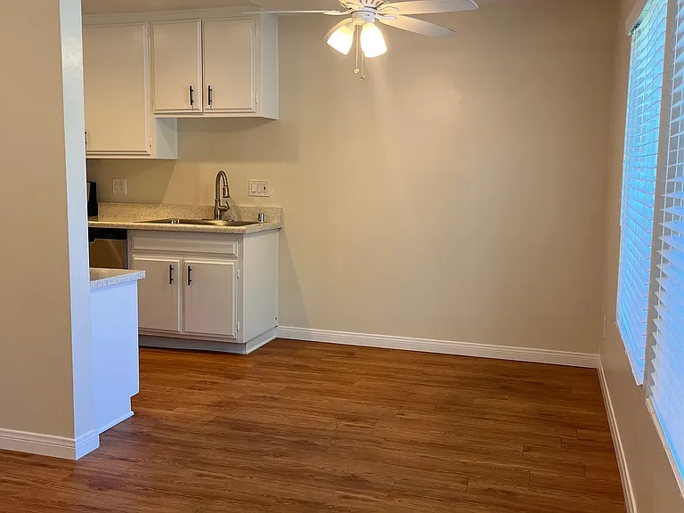 Sunset House Apartments — Photo 9