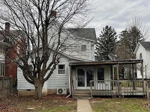 3rd image of 913 Main St