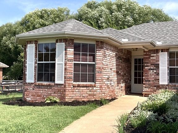 3rd image of 506 Evergreen Cir