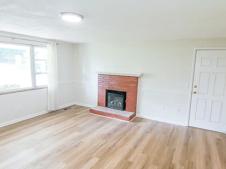 732 Davis Dr — Photo 3