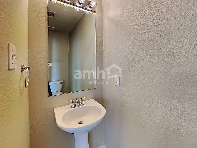 1706 Santa Fe Trl — Photo 8