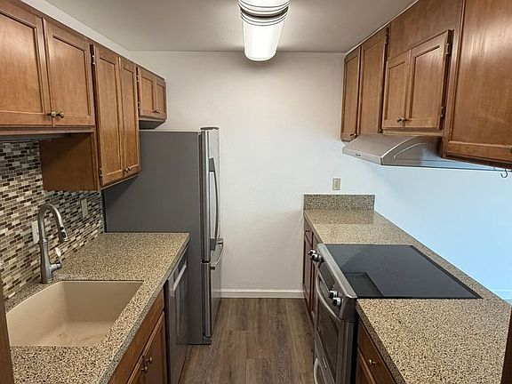 3rd image of 1952 Thorndyke Ave W APT 4