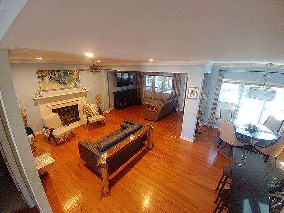5th image of 415 King Charles Cir