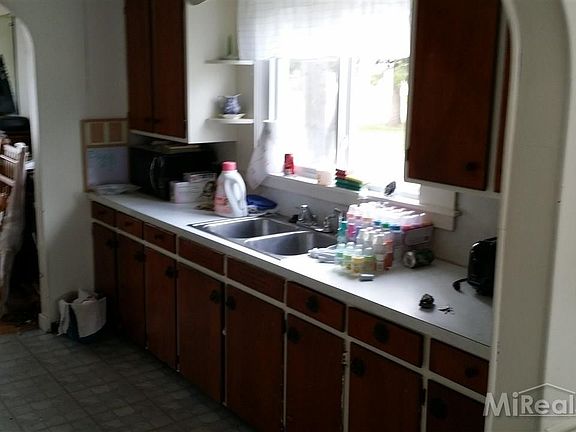 3rd image of 1530 Corunna Ave