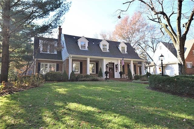 1st image of 811 W 62nd St