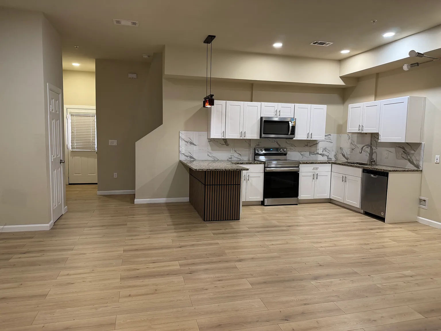 3 bed, 2.5 bath, 1640 sqft, $1,950 — Photo 3