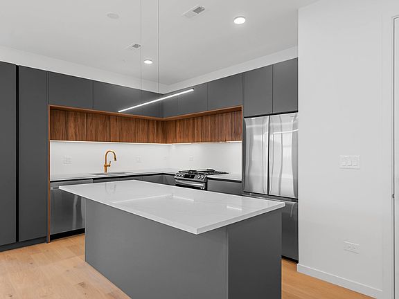 3rd image of 514 N Leavitt St #201