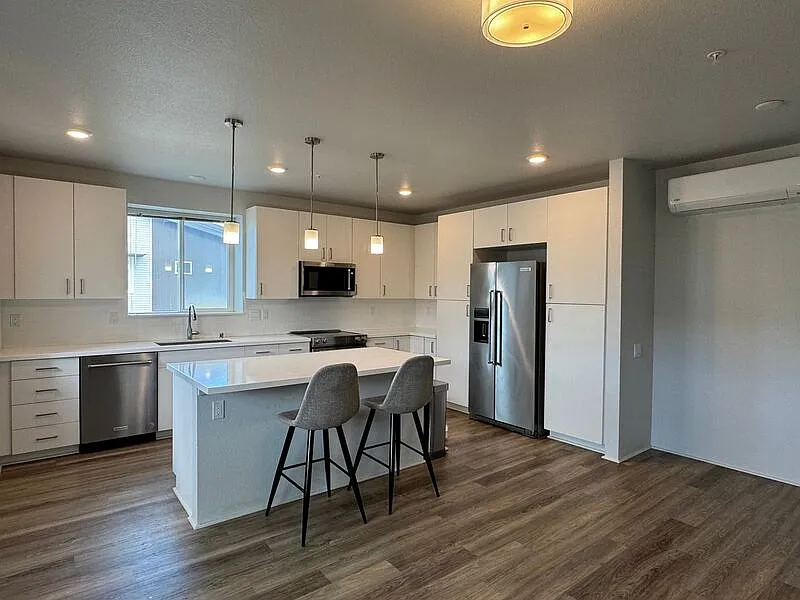 3 bed, 2.0 bath, 1293 sqft, $3,600 — Photo 2