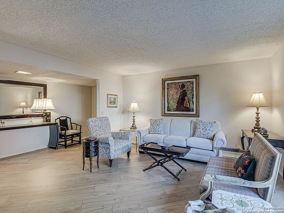 4th image of 3803 BARRINGTON ST #3B