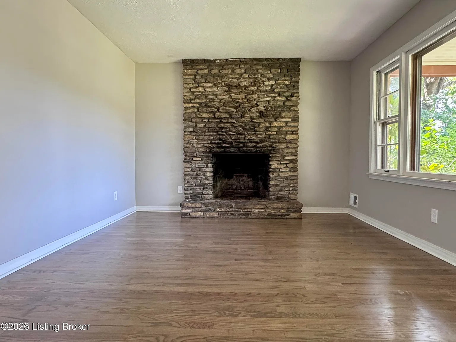 4 bed, 2.0 bath, 1900 sqft, $1,800 — Photo 3