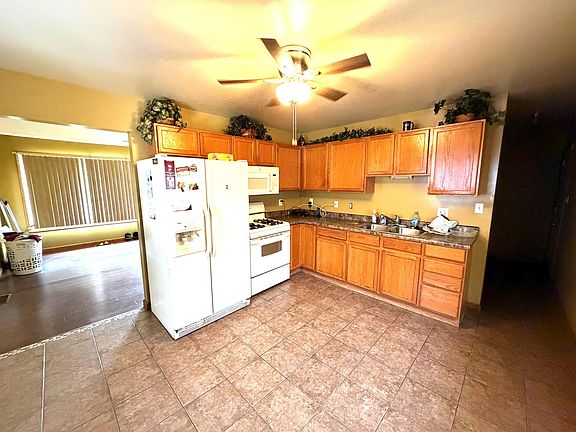 3rd image of 905 W 7th St