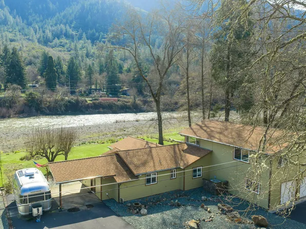 423 Fielder Ln, Grants Pass, OR 97526