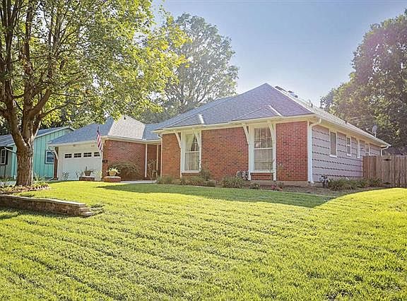 3rd image of 318 Hawthorne Dr