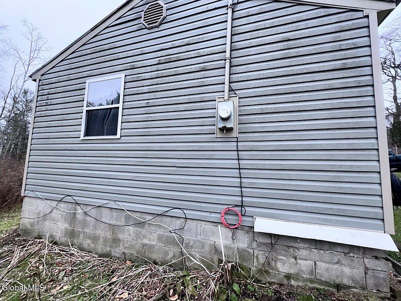 5th image of 1427 North Road