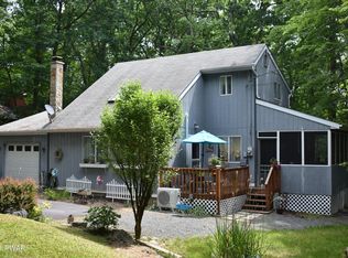 806 Maple Leaf Ct, Lords Valley, PA 18428