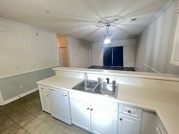 5th image of 208 Castle Dr Unit 1372