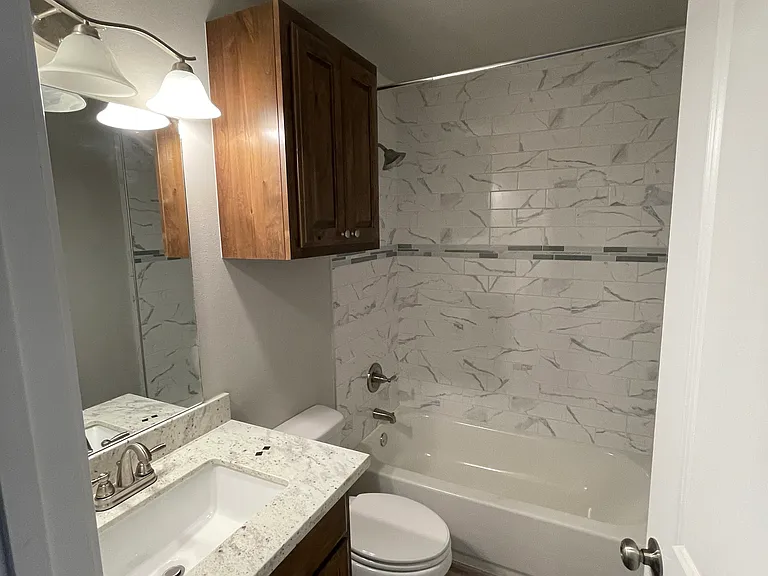504 N Elizabeth St — Photo 4