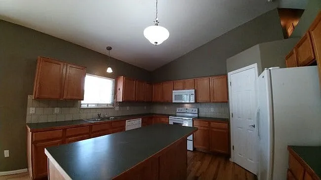 16212 Ginger Ave — Photo 7