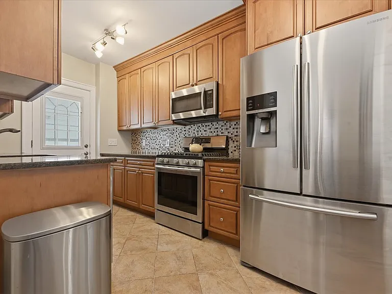 38-11 205th St #SINGLE-FAMIL — Photo 12