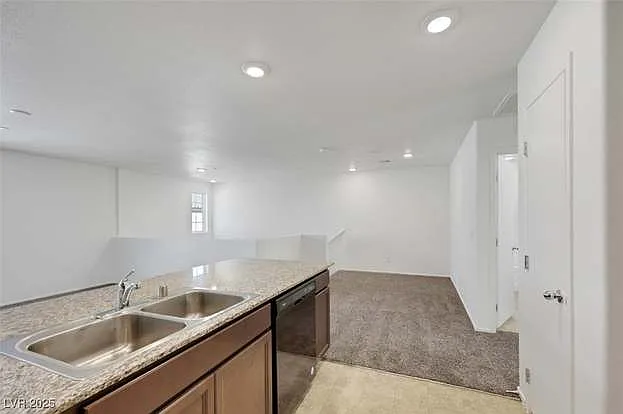 4561 Woolcomber St N — Photo 6