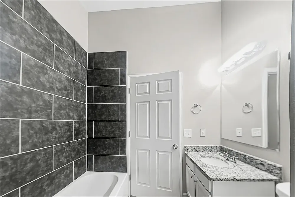 4 bed, 2.5 bath, 1960 sqft, $1,800 — Photo 3