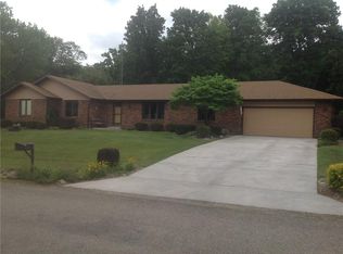 18 Woodland Hills Dr, Bismarck, IL 61814