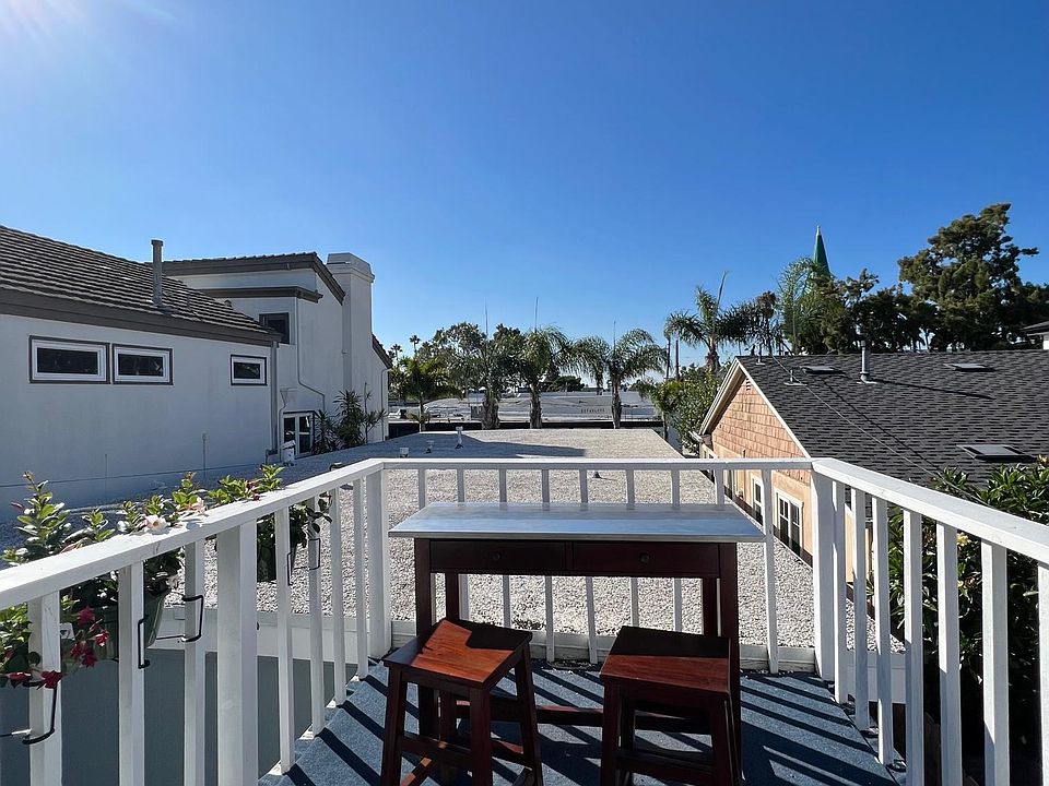 Welcome to 604.5 Heliotrope! This apartment is located over the garage, back unit in the village of Corona del Mar.