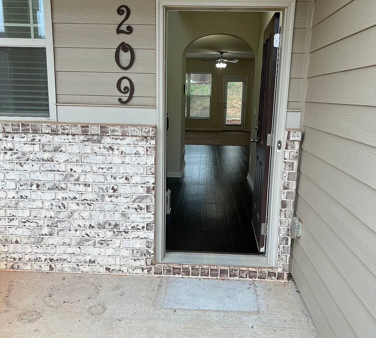 5 bed, 2802 sqft, $2,550 — Photo 2