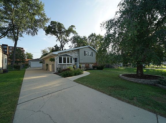 2nd image of 106 E Red Oak Ave