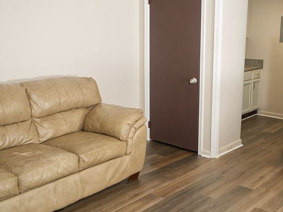 3rd image of 206 S Elm St #O