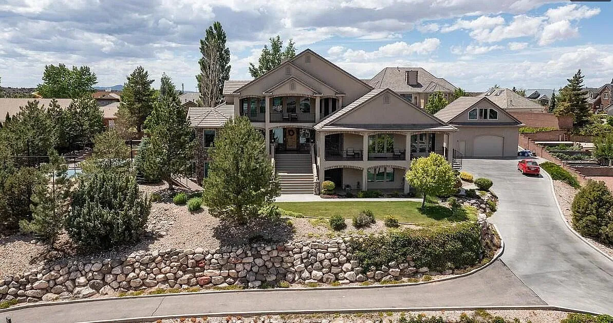 7 bed, 6.5 bath, 7800 sqft — Photo 1