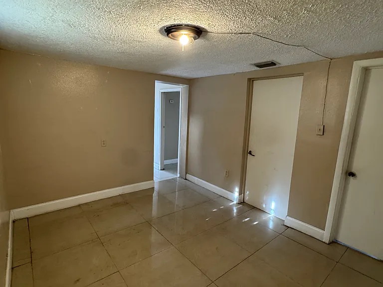 1510 Avenue H — Photo 6