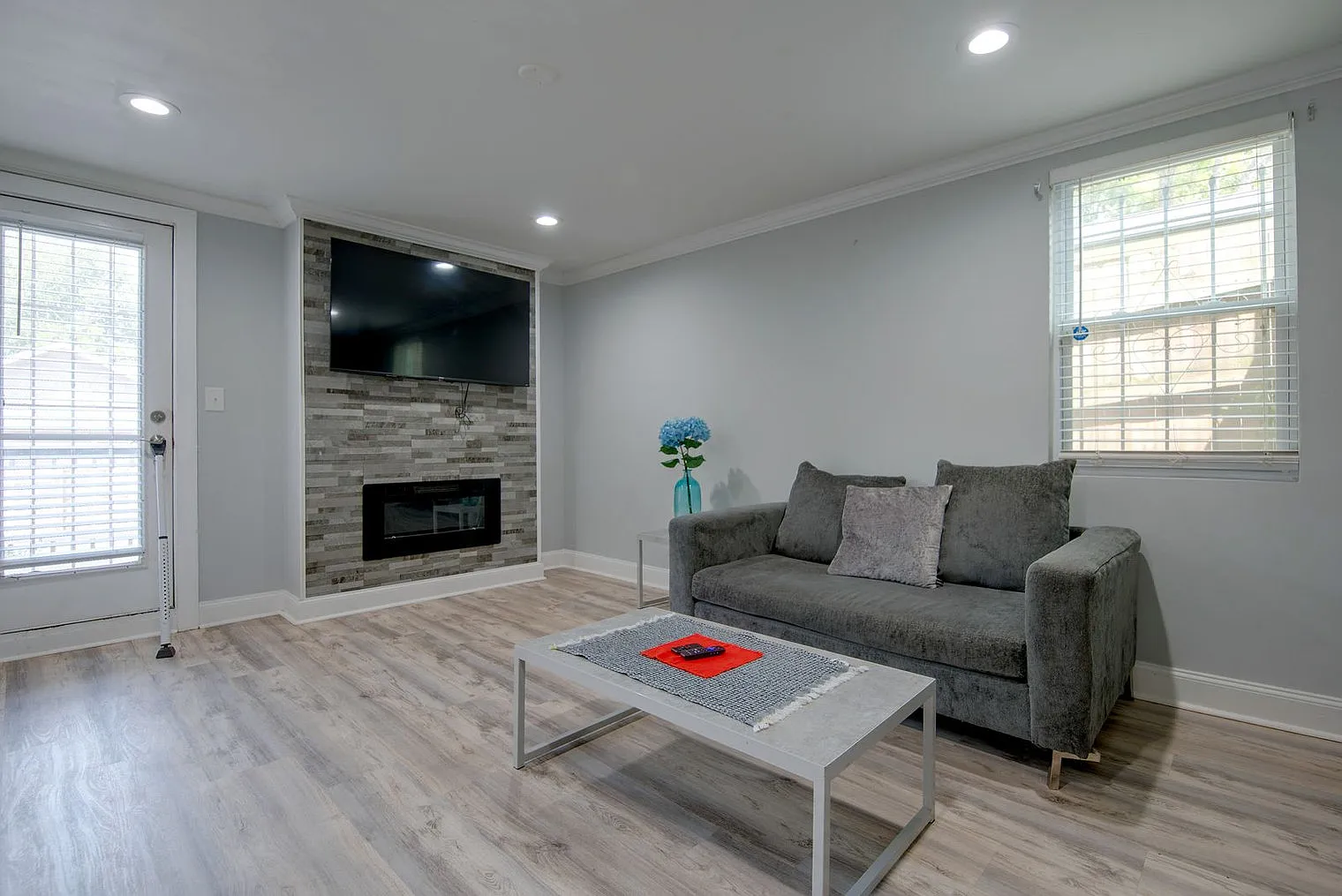 4 bed, 4.0 bath, 2389 sqft, $7,242 — Photo 2
