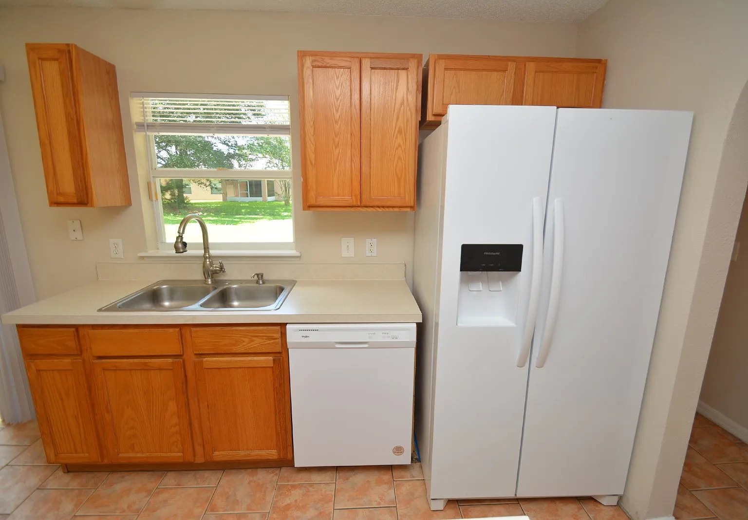 4 bed, 2.5 bath, 2034 sqft, $2,350 — Photo 3