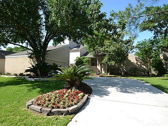 Front view of this outstanding home located at 11839 Cedar Pass Dr.