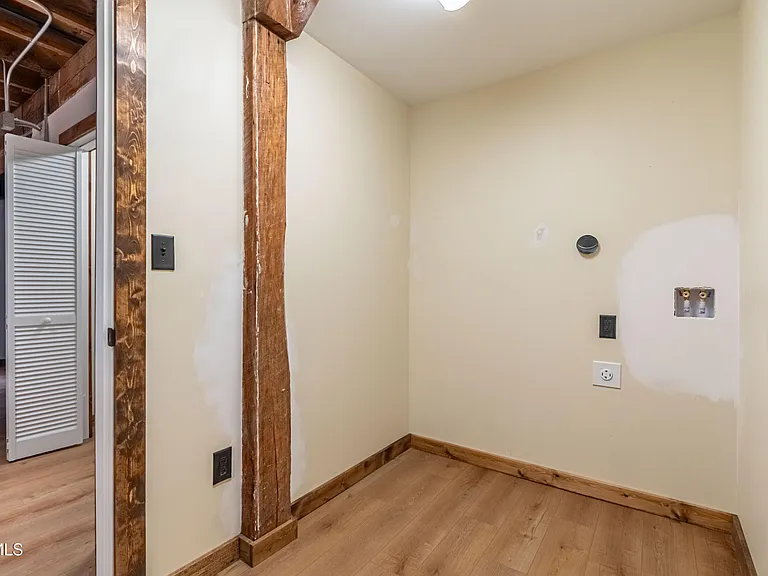 453 E Main St — Photo 7