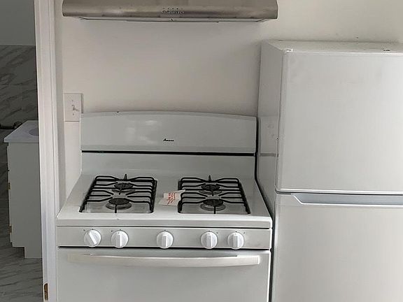 comes with stove and fridge