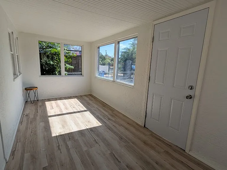 1219 Edith Blvd SE — Photo 5