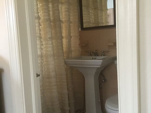 3rd image of 1011 SE 14th Pl APT 3C