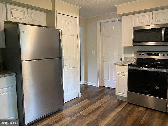 3rd image of 405 Dogwood Dr