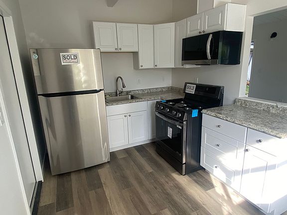 3rd image of 1118 E Grand Ave #1118