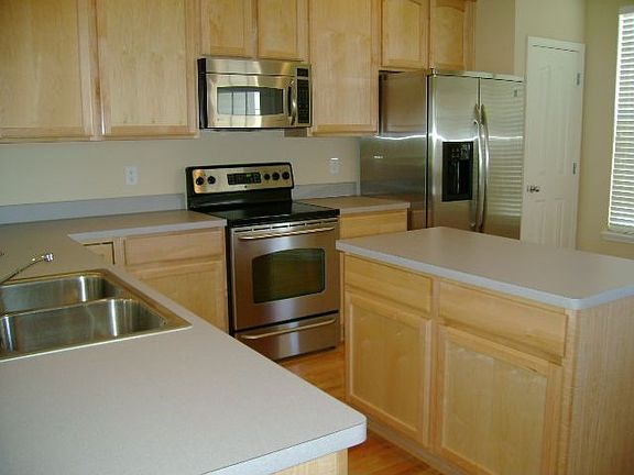 Great kitchen and breakfast area with 
