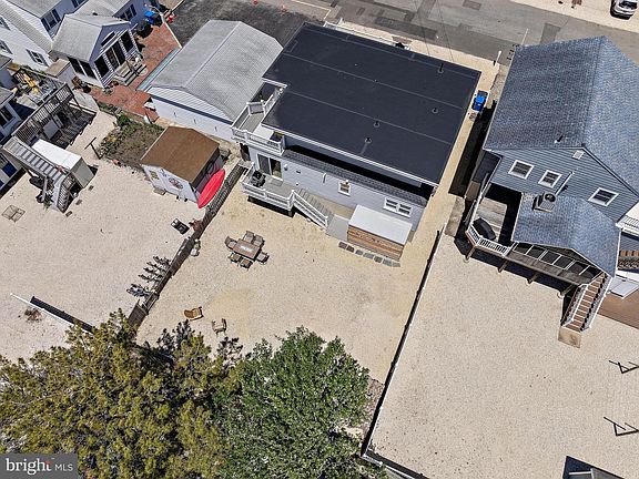 3rd image of 340 Kentford Ave