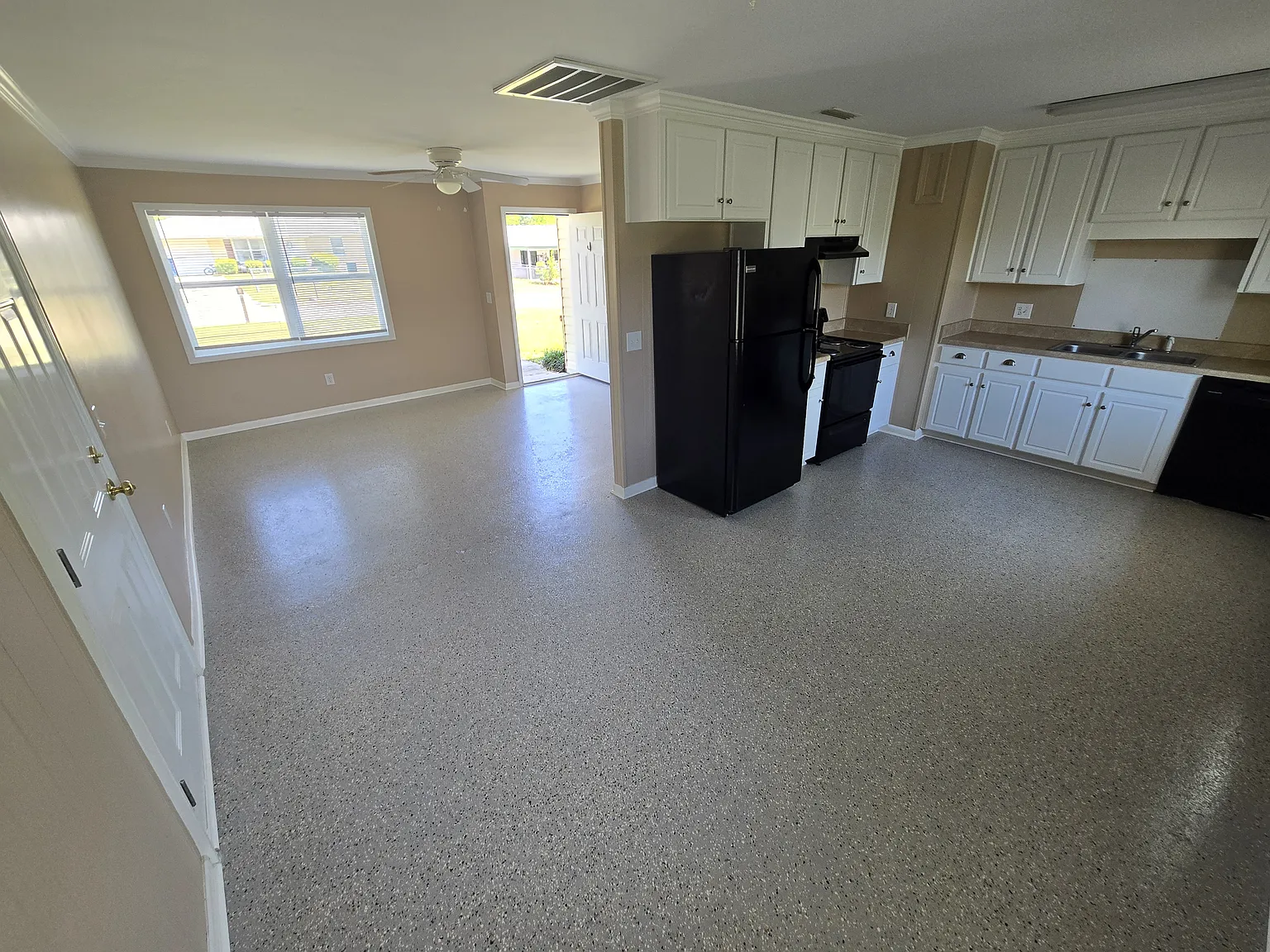 3 bed, 1.5 bath, 1050 sqft, $1,050 — Photo 4