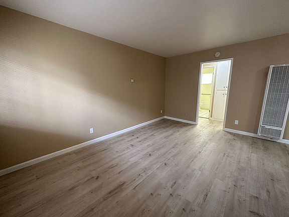 5th image of 317 Warwick Ave #202