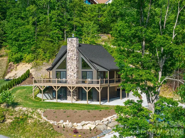 96 Crystal Lake Dr, Hendersonville, NC 28739