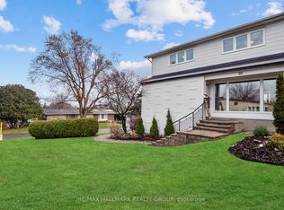 30 Tiverton Dr, Ottawa, ON K2E 6L7