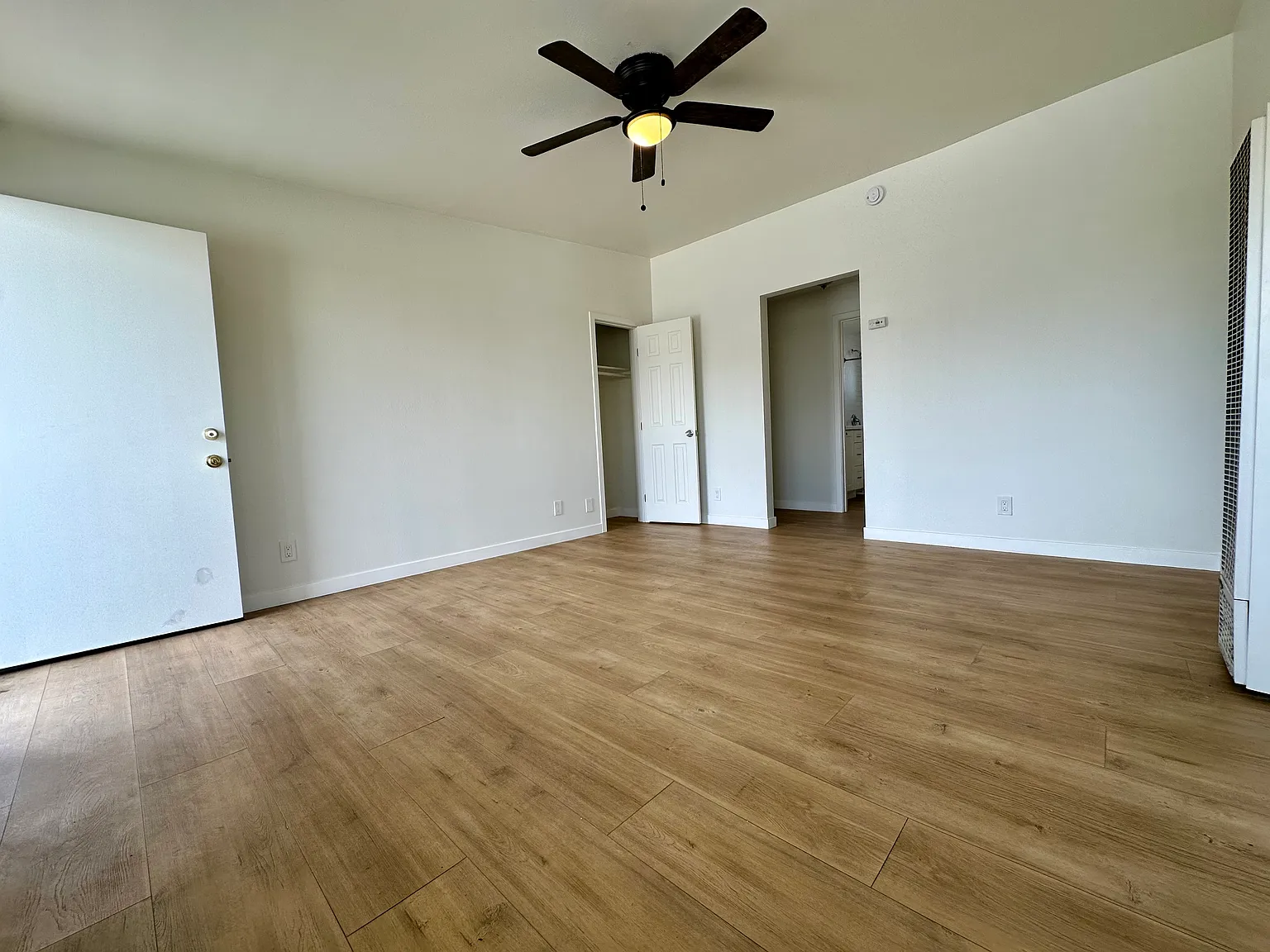 Elaine Joan Apartments — Photo 2