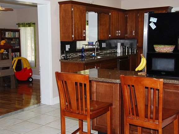 4th image of 900 Dolphin Ave